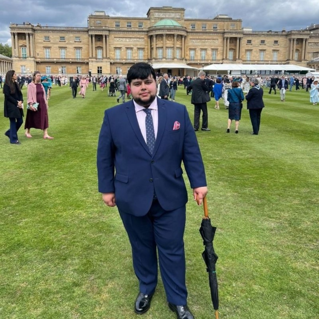 Ibrahim Alumni in front of Buckingham Palace